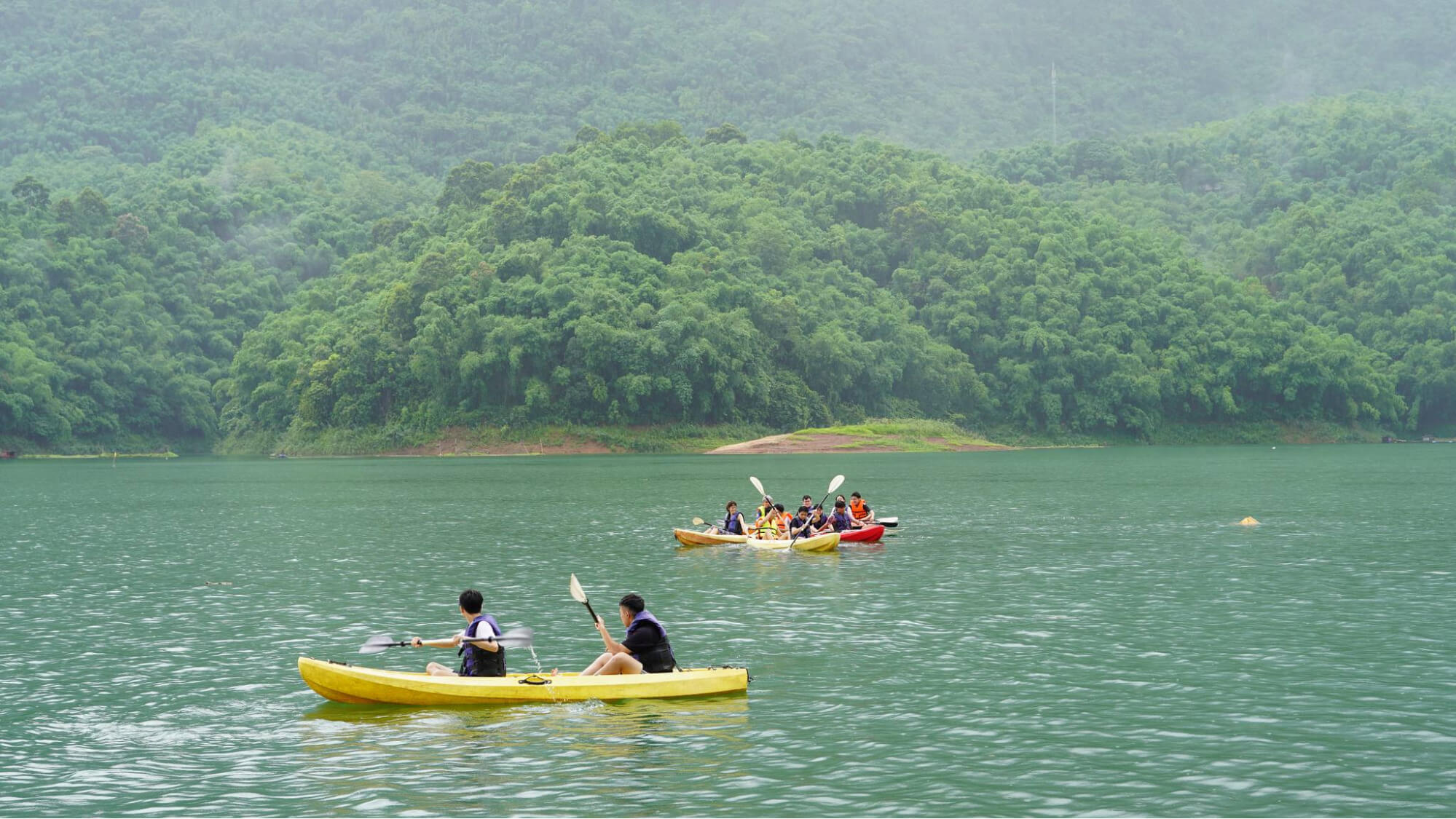 Trải nghiệm chèo thuyền kayak trên hồ Hòa Bình ở Mai Chau Hideaway