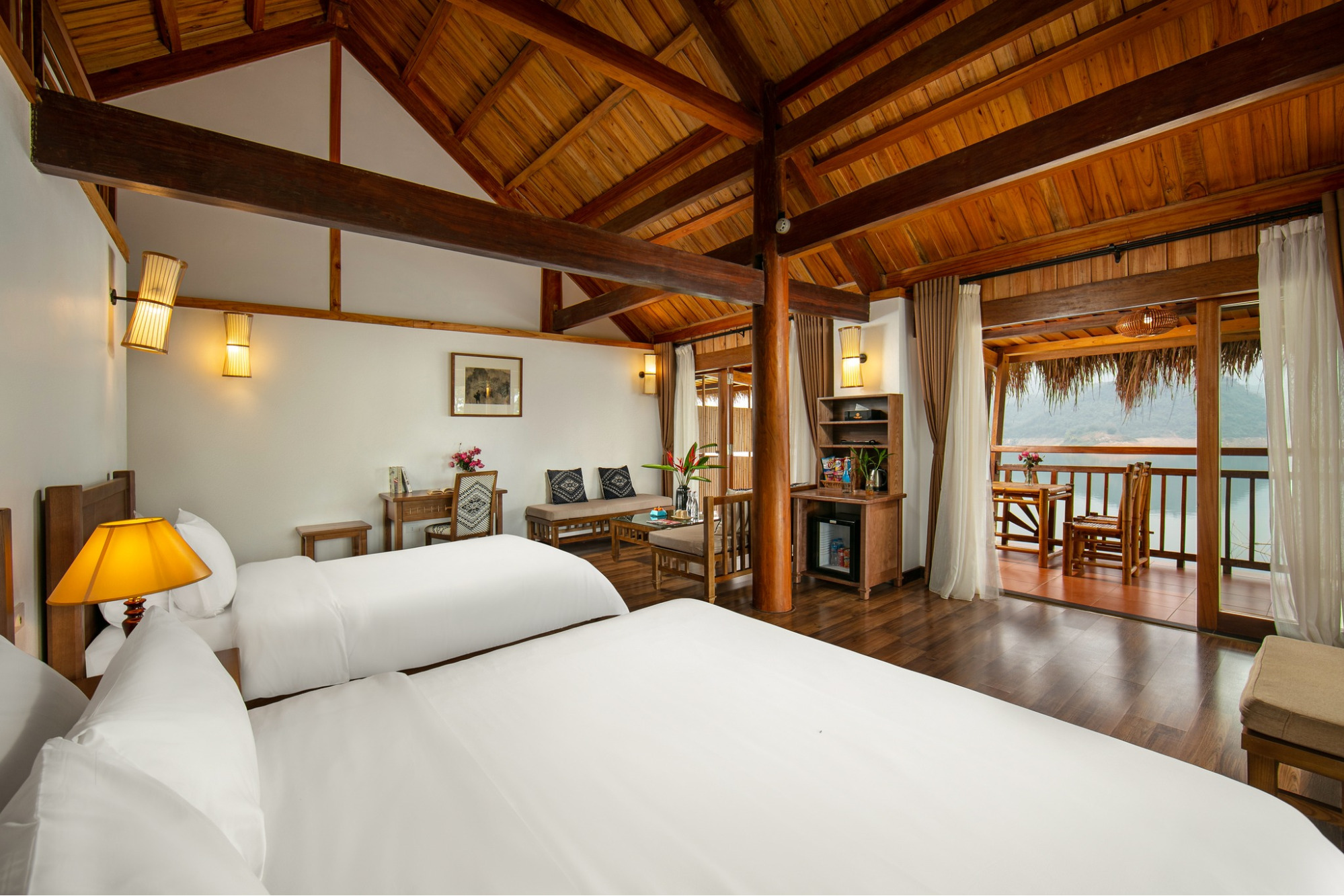 Phòng nghỉ ấm cúng, đầy đủ tiện nghi của Mai Chau Hideaway Lake Resort  