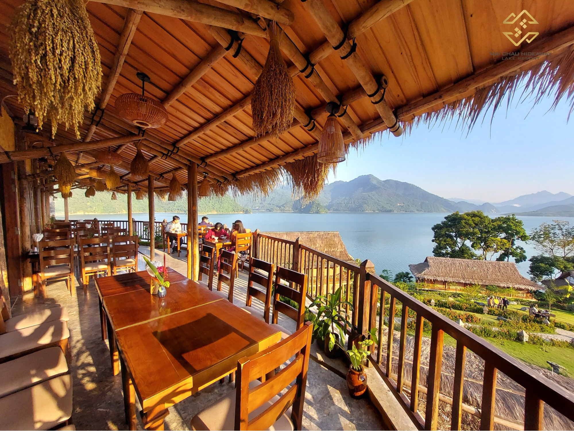 Nhà hàng của Mai Chau Hideaway Lake Resort chuyên phục vụ các món ăn đặc sản địa phương