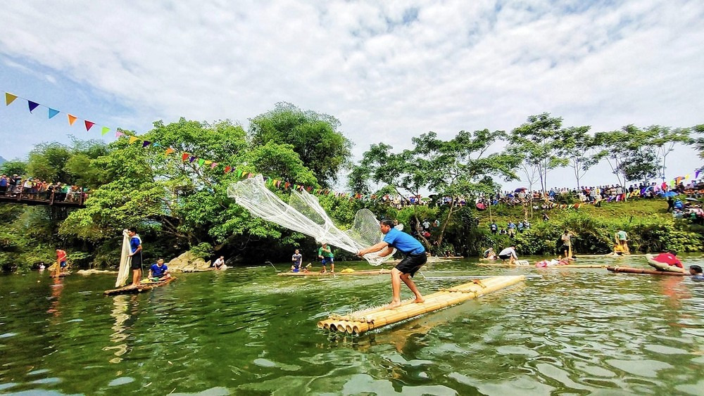 Hoạt động đánh bắt cá truyền thống tại lễ hội cá tôm sông Đà (Nguồn: Báo ảnh Dân tộc và Miền núi)