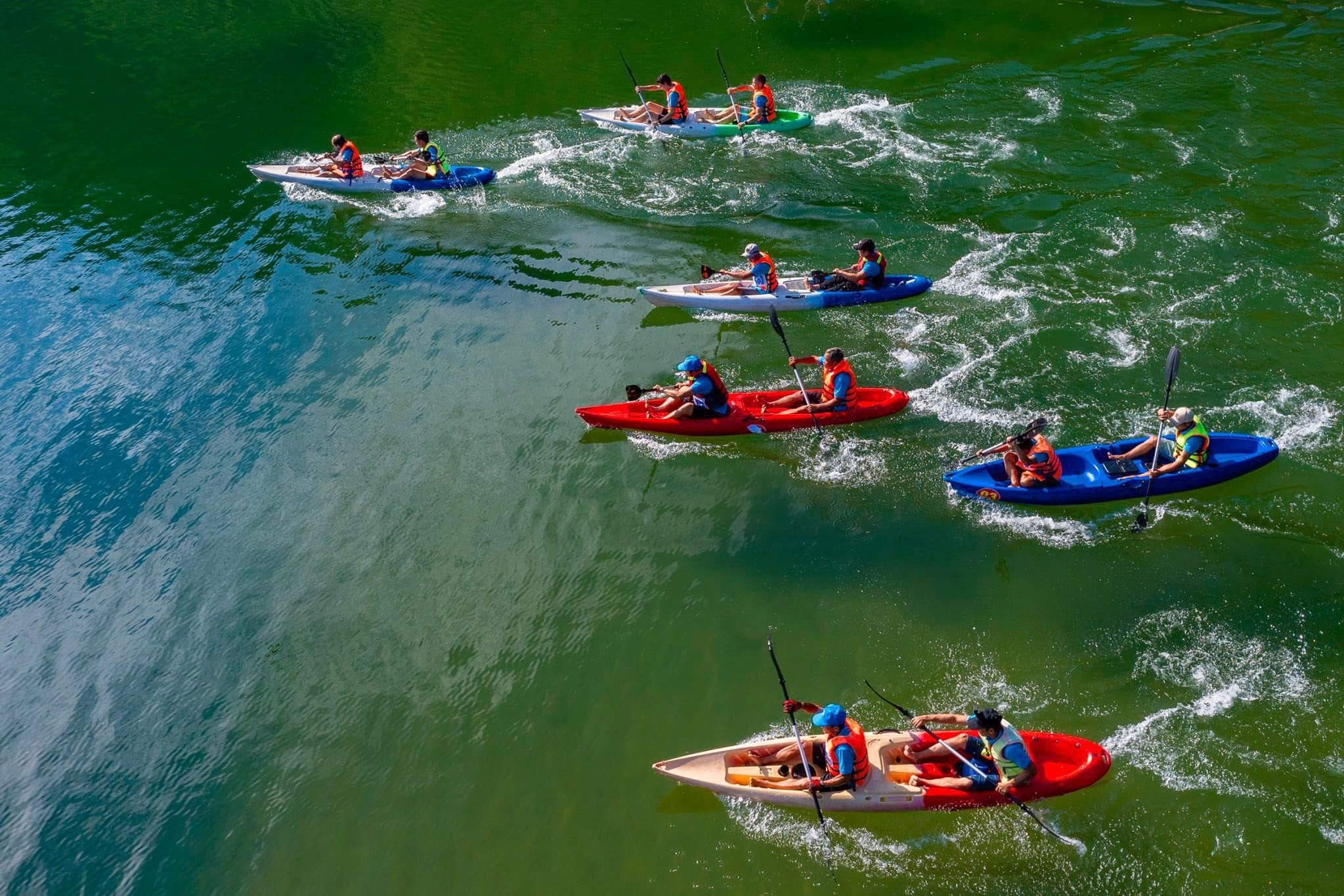 Chèo thuyền kayak trên hồ Hòa Bình (Nguồn: Báo Lao động)