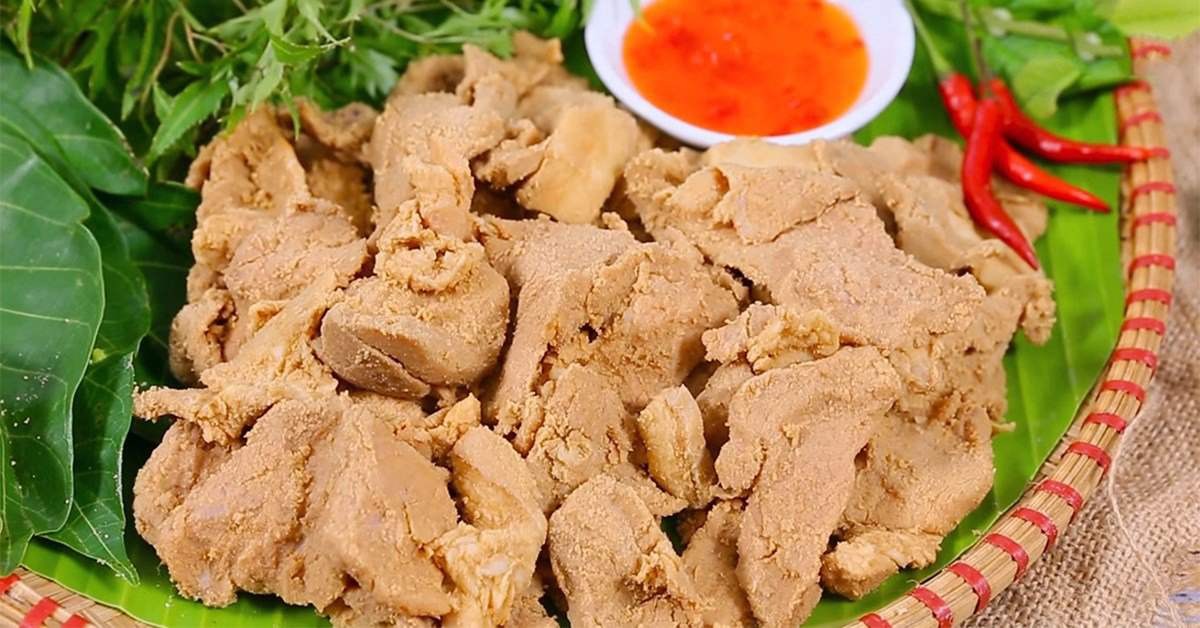 Thưởng thức thịt lợn muối chua Mai Châu: Món ngon không thể bỏ qua Mai Châu hấp dẫn du khách không chỉ bởi phong cảnh hữu tình mà còn bởi những món ăn mang hương vị độc đáo. Trong đó, thịt lợn muối chua là một món ăn mà bất cứ ai khi đặt chân đến vùng đất này cũng nên thử một lần. Vậy điều gì đã tạo nên sức hấp dẫn đặc biệt của món ăn này? Hãy cùng khám phá câu trả lời trong bài viết dưới đây nhé!  Thịt lợn muối chua được nhiều người yêu thích vì điều gì?  Thịt lợn muối chua được nhiều người yêu thích vì điều gì? Thịt lợn muối chua - một món đặc sản của vùng đất Mai Châu đã chinh phục biết bao thực khách bởi hương vị độc đáo và cách chế biến cầu kỳ. Bí quyết của món ăn này nằm ở sự kết hợp hài hòa giữa những nguyên liệu tươi ngon và quá trình lên men tự nhiên. Thịt lợn tươi được chọn lọc kỹ càng, kết hợp với gạo rang thơm lừng, muối tinh khiết và các loại gia vị đặc trưng của vùng núi. Chính sự kết hợp này đã tạo nên một hương vị chua nhẹ, mặn mà, hòa quyện với vị ngọt tự nhiên của thịt, mang đến một trải nghiệm ẩm thực khó quên. Xem thêm: Thưởng thức cơm lam Mai Châu - Đặc sản núi rừng Tây Bắc Câu chuyện xoay quanh thịt lợn muối chua Mai Châu  Câu chuyện xoay quanh thịt lợn muối chua Mai Châu Thịt lợn muối chua không chỉ là một món ăn mà còn là một phần không thể thiếu trong văn hóa ẩm thực của người Mường. Vào những ngày đông giá lạnh, khi nguồn thực phẩm tươi sống trở nên khan hiếm, người Mường đã sáng tạo ra cách bảo quản thịt độc đáo bằng phương pháp muối thịt bằng các gia vị tự nhiên như muối, thính gạo… rồi ủ chua trong chum sành. Việc bảo quản thịt theo cách này không chỉ giúp người Mường có đủ thực phẩm dự trữ cho mùa đông mà còn tạo ra một món ăn đặc sản, mang đậm hương vị rừng. Thịt lợn muối chua đã trở thành món ăn không thể thiếu trong các dịp lễ tết, hội hè, cưới hỏi của người Mường. Món ăn này thường được bày biện trang trọng trên mâm cỗ, cùng với các món ăn truyền thống khác. Hương vị đậm đà, cay nồng của thịt lợn muối chua đã trở thành một biểu tượng của sự no ấm, sung túc trong cuộc sống của người dân. Không chỉ vậy, thịt lợn muối chua còn được dùng để tiếp đãi khách quý đến thăm nhà. Việc chiêu đãi khách bằng món ăn đặc sản này thể hiện sự trân trọng và lòng hiếu khách của người Mường. Các bước để làm thịt lợn muối chua  Thịt lợn muối chua của Mai Châu có hương vị đặc trưng là mềm mọng, vị chua kết hợp với vị mặn mà của muối và mang đậm hương thơm của các loại rau rừng. Để làm được món thịt lợn muối chua chuẩn hương vị Mai Châu bạn hãy làm theo các bước sau: Chuẩn bị nguyên liệu  Chuẩn bị nguyên liệu để làm thịt lợn muối  Chuẩn bị nguyên liệu là bước đầu tiên và vô cùng quan trọng để có thể tạo nên hương vị đặc trưng của món thịt chua. Để có thể làm ra món ăn này, bạn cần chuẩn bị những nguyên liệu sau: Thịt ba chỉ: 500gr (Thịt lợn trong công thức của người Mường là thịt lợn lửng, nếu bạn không có loại thịt này thì có thể dùng thịt mông, nạc vai hoặc thịt thăn để thay thế). Thính gạo: 150gr. Lá ổi: 36 lá. Lá đinh lăng: 20 lá. Lá sung: 20 lá. Các loại gia vị: Muối, bột ngọt, đường, tiêu, tỏi, ớt. Sơ chế thịt lợn   Sơ chế thịt lợn trước khi chế biến Sau khi mua thịt về, bạn hãy sơ chế thịt bằng cách rửa thịt với nước muối loãng. Để thịt sạch hơn, bạn có thể luộc sơ thịt với nước được pha một ít rượu trắng. Rượu có khả năng khử mùi, đánh bay mùi hôi vô cùng hiệu quả. Sau khi đã luộc qua thịt lợn, bạn hãy thái thịt thành những miếng có độ dày vừa phải hoặc cắt thịt thành hình con chì có độ dài bằng một ngón tay. Chuẩn bị thính gạo  Chuẩn bị thính gạo Thính gạo để làm thịt lợn muối chua có thể được làm từ nhiều nguyên liệu khác nhau như gạo nếp, gạo tẻ, ngô, đậu xanh…. tùy thuộc vào khẩu vị của người thưởng thức. Tuy nhiên, theo công thức của người Mường thì bạn nên sử dụng gạo nếp vào gạo tẻ.Bạn hãy trộn gạo nếp và gạo tẻ theo tỉ lệ 50:50 rồi vo gạo thật sạch và ngâm gạo trong vào khoảng từ 4 đến 6 tiếng.  Sau khi ngâm gạo, bạn hãy với gạo ra, để cho ráo nước rồi mới rang gạo trên lửa nhỏ. Bạn hãy nhớ rang gạo đều tay và sau khi gạo chuyển sang màu vàng sẫm thì tắt bếp. Đợi gạo nguội thì bạn có thể xay hoặc giã gạo để làm thính. Bạn nên giã thật nhỏ và mịn để thính có thể bám đều lên thịt. Ướp thịt và ủ thịt  Ướp thịt và ủ thịt Bước tiếp theo để làm nên món thịt lợn muối chua trứ danh chính là khâu ướp thịt. Bạn hãy cho thịt vào một chiếc bát lớn, thêm nửa muỗng cà phê muối, nửa muỗng cà phê bột ngọt, thêm một chút đường, hạt tiêu theo khẩu vị của bạn. Sau đó cho thính gạo vừa giã vào và trộn đều lên. Trộn cho đến khi thính bám đều thịt là được. Bí quyết để làm nên vị chua thơm ngon của món thịt này chính là quá trình lên men tự nhiên. Thông thường người Mường sẽ gói thịt trong lá chuối để trong một cái bồ lớn và nén lại đem gác trên bếp củi ủ từ 1 - 2 tuần. Nếu muốn quá trình ủ chua diễn ra nhanh hơn thì có thể ủ thịt trong chum và đè nén thật chặt bằng một lớp lá ổi, lá đinh lăng và phủ bên trên là một lớp rơm sạch và một lớp lá dong, thịt sẽ lên men trong khoảng từ 3 - 4 ngày.  Thưởng thức thịt lợn muối chua như thế nào mới chuẩn?  Thưởng thức thịt lợn muối chua như thế nào mới chuẩn? Thưởng thức thịt lợn muối chua đúng điệu là cả một nghệ thuật. Để cảm nhận trọn vẹn hương vị đặc trưng của món ăn này, người ta thường ăn kèm với các loại lá như lá lốt, lá sung, lá đinh lăng. Sau khi chọn một chiếc lá vừa ý, bạn khéo léo gói một miếng thịt chua bên trong, cuộn tròn lại và đưa vào miệng. Vị mặn của muối tinh hòa quyện cùng vị chua thanh của thịt lên men, chút béo ngậy của mỡ heo và chút dai dai sần sật của phần bì tạo nên một bản giao hưởng độc đáo trong khoang miệng của bạn. Để tăng thêm phần hấp dẫn cho món ăn, người ta thường chấm thịt lợn muối chua với nước mắm chua ngọt. Nước mắm chua ngọt với vị chua thanh, ngọt dịu sẽ làm nổi bật hơn nữa hương vị đặc trưng của thịt. Sự kết hợp hoàn hảo này sẽ mang đến cho bạn một trải nghiệm ẩm thực khó quên.  Những món ăn nào có thể ăn kèm với thịt lợn muối chua?  Những món ăn nào có thể ăn kèm với thịt lợn muối chua? Thịt lợn muối chua là một món ăn độc đáo, mang đậm hương vị núi rừng. Để thưởng thức trọn vẹn món ăn này, bạn có thể kết hợp với nhiều món ăn khác nhau như: Cơm lam: Cơm lam là món ăn truyền thống của đồng bào dân tộc thiểu số miền núi phía Bắc. Hạt gạo nếp thơm lừng được gói trong ống tre, nướng trên bếp than hồng, khi chín tỏa ra mùi thơm nức mũi. Cơm lam dẻo thơm, bùi bùi kết hợp với vị chua cay của thịt lợn muối chua tạo nên một sự hòa quyện hoàn hảo. Rau rừng: Rau rừng là một trong những món ăn không thể thiếu khi thưởng thức thịt lợn muối chua. Những loại rau rừng như rau beo, rau tầm bóp, rau đốm, rau đu đủ, rau the hởi... không chỉ mang đến vị ngọt thanh mát mà còn giúp cân bằng vị chua, mặn của thịt. Xôi nếp nương: Xôi nếp nương dẻo thơm, béo ngậy là một lựa chọn tuyệt vời để ăn kèm với thịt lợn muối chua. Vị ngọt của xôi nếp sẽ làm giảm đi vị chua của thịt, tạo nên một sự kết hợp hài hòa. Bạn có thể ăn xôi nếp nương cùng với thịt lợn muối chua và một chút rau sống để tạo nên một bữa ăn no bụng và đầy đủ dinh dưỡng. Măng đắng: Măng đắng là một loại thực phẩm đặc trưng của vùng núi Tây Bắc. Vị đắng nhẹ của măng kết hợp với vị chua của thịt lợn muối chua sẽ tạo ra một hương vị vô cùng độc đáo. Măng đắng có thể xào hoặc luộc để ăn kèm với thịt. Khoai sọ mán: Đây là một loại khoai đặc sản của vùng núi Tây Bắc. Khoai sọ mán có vị bùi bùi, ngọt nhẹ, khi nướng lên có mùi thơm đặc trưng. Khoai sọ mán nướng ăn cùng với thịt lợn muối chua sẽ tạo nên một món ăn hấp dẫn và lạ miệng. Rượu Mai Hạ: Để bữa ăn thêm phần trọn vẹn, bạn có thể thưởng thức thịt lợn muối chua cùng với rượu Mai Hạ. Rượu Mai Hạ là một loại rượu đặc sản của vùng đất Mai Châu, có vị ngọt thanh, thơm nồng, hơi cay cay nhẹ. Việc kết hợp thịt lợn muối chua với rượu Mai Hạ sẽ mang đến cho bạn một trải nghiệm ẩm thực tuyệt vời. Xem thêm: Vườn mận Mai Châu - Trải nghiệm du lịch “có một không hai” Một số lưu ý khi mua thịt lợn muối chua về làm quà  Một số lưu ý khi mua thịt lợn muối chua về làm quà Thịt lợn muối chua là món quà ý nghĩa khi bạn muốn mang hương vị đặc trưng của mảnh đất Mai Châu về làm quà cho người thân, bạn bè. Tuy nhiên, để chọn được những sản phẩm chất lượng, bạn cần lưu ý một số điều sau: Chọn mua tại địa chỉ uy tín: Điều đầu tiên và quan trọng nhất khi mua thịt lợn muối chua là tìm đến những địa chỉ uy tín, có thương hiệu rõ ràng. Các cửa hàng đặc sản địa phương, các cơ sở sản xuất thủ công là các địa điểm đáng tin cậy, thường cung cấp sản phẩm chất lượng và đảm bảo vệ sinh an toàn thực phẩm. Chú ý đến thời gian sản xuất và hạn sử dụng: Trước khi quyết định mua, hãy kiểm tra kỹ nhãn mác sản phẩm để biết được thời gian sản xuất và hạn sử dụng. Thịt lợn muối chua thường có hạn sử dụng khoảng 2 tháng. Bạn nên chọn những sản phẩm còn hạn sử dụng dài để đảm bảo chất lượng khi mang về làm quà. Đọc kỹ thành phần: Thành phần của thịt lợn muối chua cũng là một yếu tố quan trọng cần quan tâm. Bạn nên chọn những sản phẩm có thành phần tự nhiên, không chứa quá nhiều chất bảo quản. Đọc kỹ nhãn mác để biết được sản phẩm có chứa những thành phần nào và liệu chúng có phù hợp với khẩu vị của người nhận quà hay không. Quan sát và nếm thử (nếu có): Nếu có điều kiện, bạn nên quan sát kỹ sản phẩm trước khi mua. Thịt lợn muối chua ngon thường có màu hồng nhạt của thịt và màu vàng sẫm của thính, không quá khô cũng không quá ướt. Bạn có thể nhờ người bán cho nếm thử một ít để cảm nhận hương vị. Cách bảo quản sau khi mua: Sau khi mua về, bạn cần bảo quản thịt lợn muối chua đúng cách để giữ được hương vị tươi ngon. Tốt nhất, bạn nên bảo quản sản phẩm trong ngăn mát tủ lạnh. Trước khi ăn, bạn nên lấy thịt ra ngoài khoảng 30 phút để thịt giảm độ lạnh và dễ dàng thưởng thức hơn. Thịt lợn muối chua Mai Châu, với hương vị độc đáo và giá trị văn hóa sâu sắc, xứng đáng là món ăn mà bạn không thể bỏ qua khi đến với Hòa Bình. Để khám phá thêm về ẩm thực địa phương và tận hưởng kỳ nghỉ tuyệt vời, hãy đến với Mai Châu Hideaway Lake Resort. Với khung cảnh thiên nhiên hữu tình và dịch vụ chuyên nghiệp, chúng tôi cam kết sẽ mang đến cho bạn những trải nghiệm đáng nhớ. Liên hệ ngay với chúng tôi qua hotline 0963.406.366 hoặc 0987.536.787 để đặt phòng và khám phá vẻ đẹp của mảnh đất này.