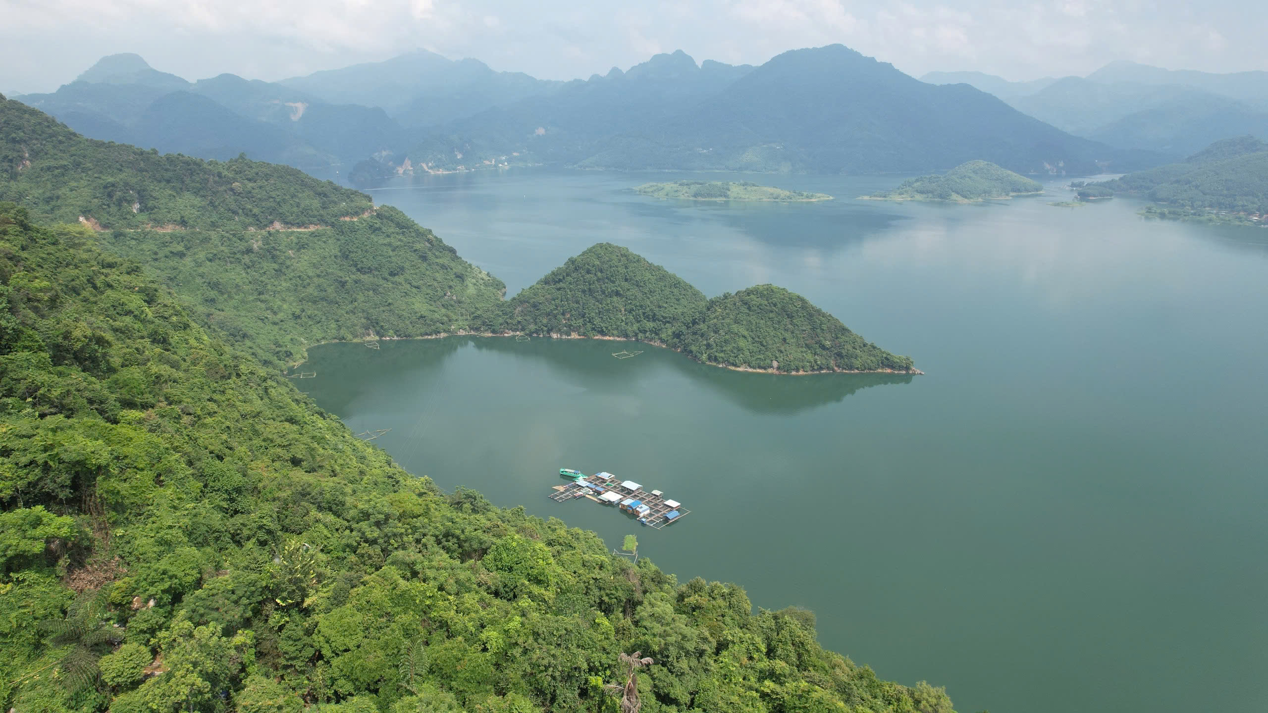 Hồ Mắt Rồng trong xanh màu ngọc bích (Nguồn: Mai Chau Hideaway Lake Resort)