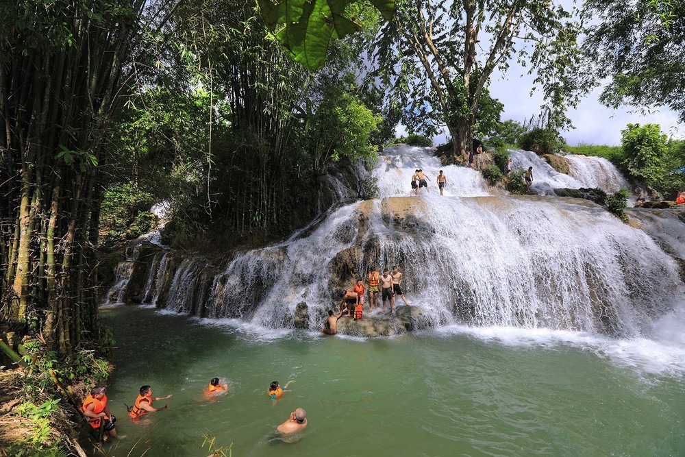  Thác Trăng Tân Lạc Hòa Bình nổi tiếng với 5 tầng thác (Nguồn: VietnamPlus)