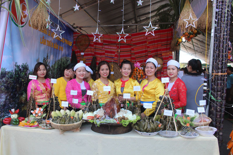 Trải nghiệm ẩm thực Mường tại lễ hội Cam Cao Phong Hòa Bình (Nguồn: Báo Hòa Bình)