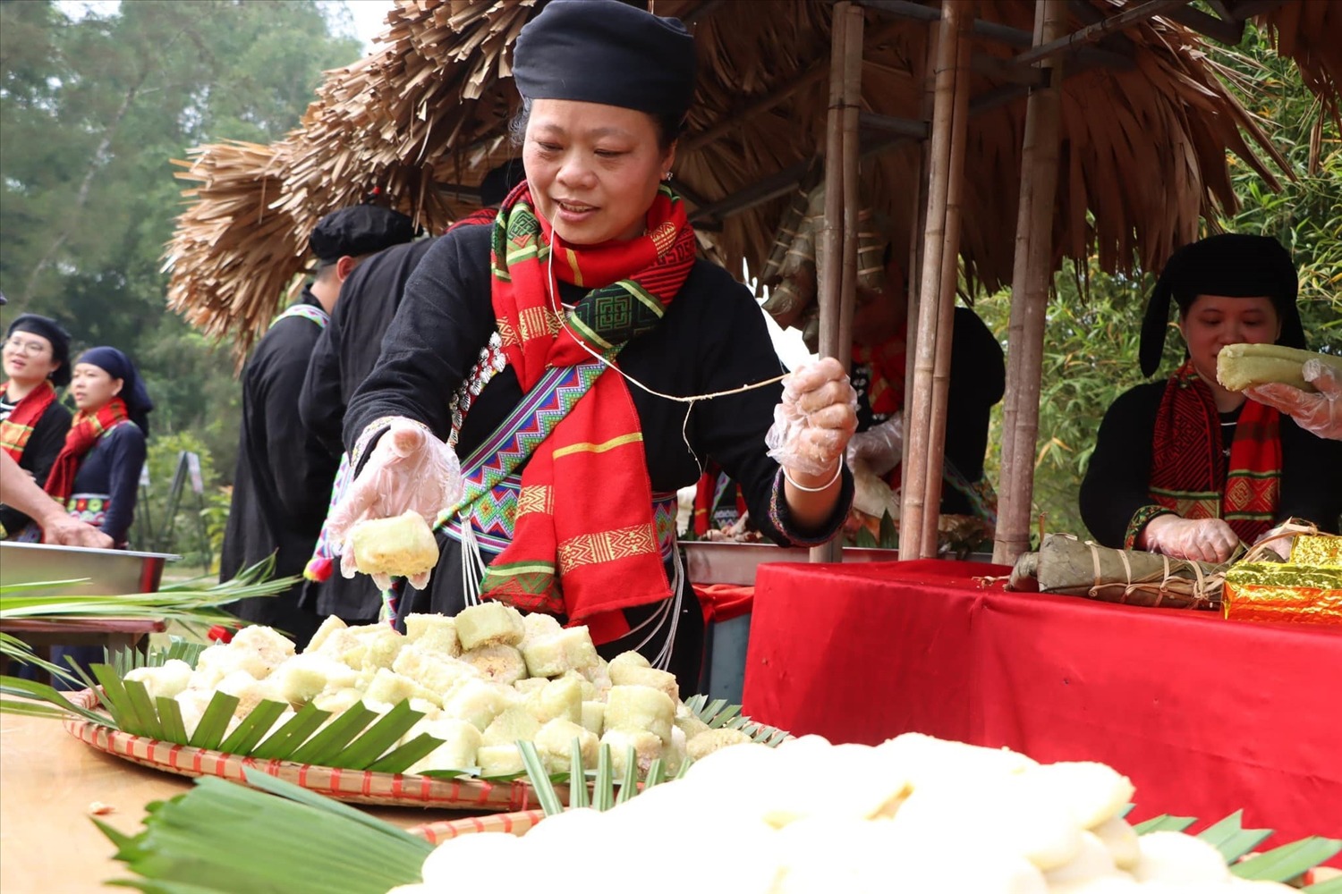 Thưởng thức những món ăn đặc trưng của người Tày (Nguồn: Báo dân tộc và phát triển)