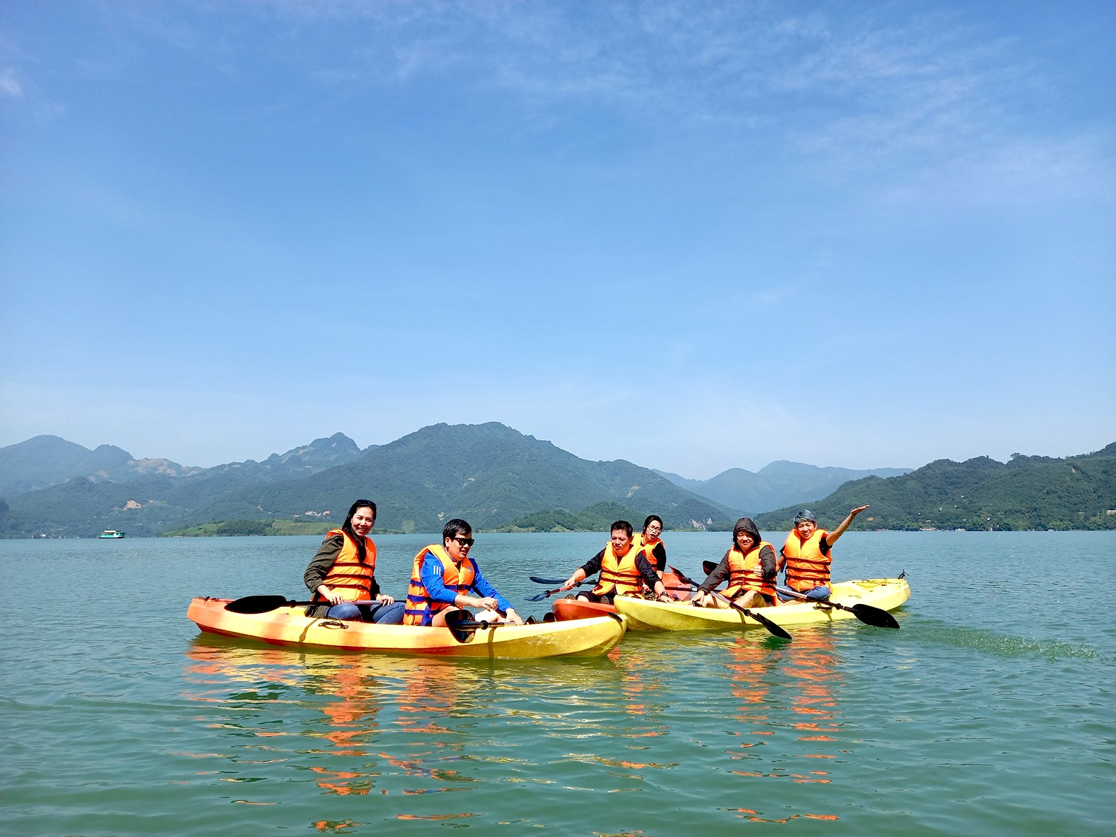 Có những hoạt động thú vị nào phù hợp với thời tiết ở Hòa Bình? (Nguồn: Mai Chau Hideaway Lake Resort)