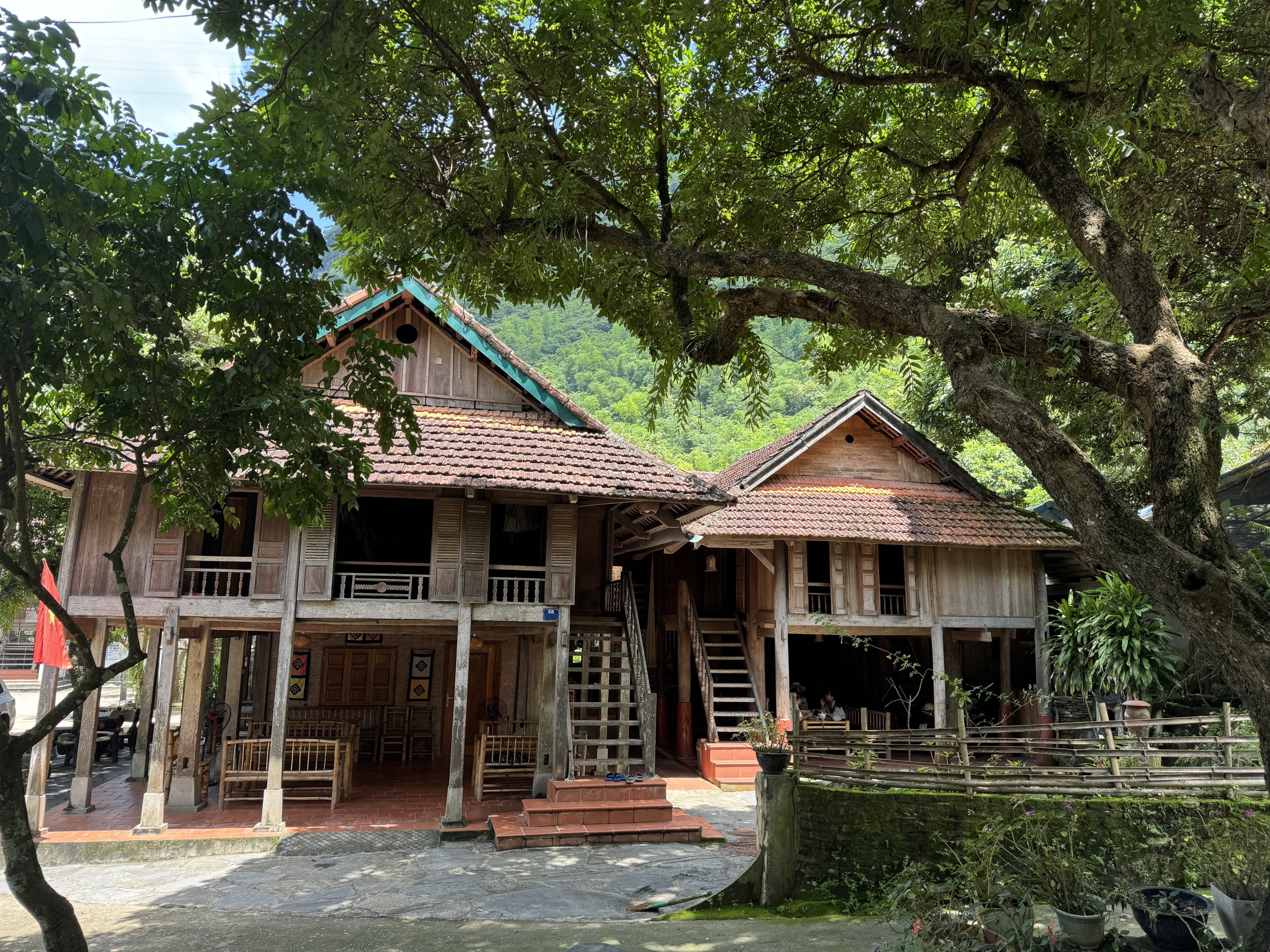 Tục ở nhà sàn của người Thái trắng vẫn còn lưu giữ ngày nay Tục ở nhà sàn của người Thái trắng vẫn còn lưu giữ ngày nay
