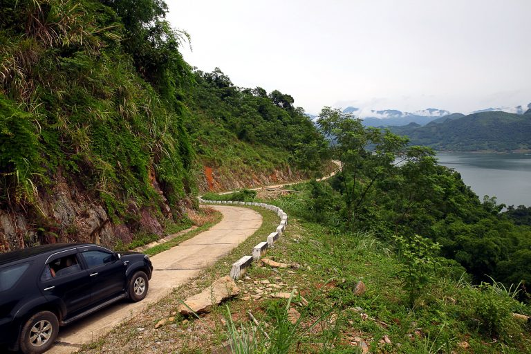 Traveling to Mai Chau Hideaway Lake Resort by private car or motorbike