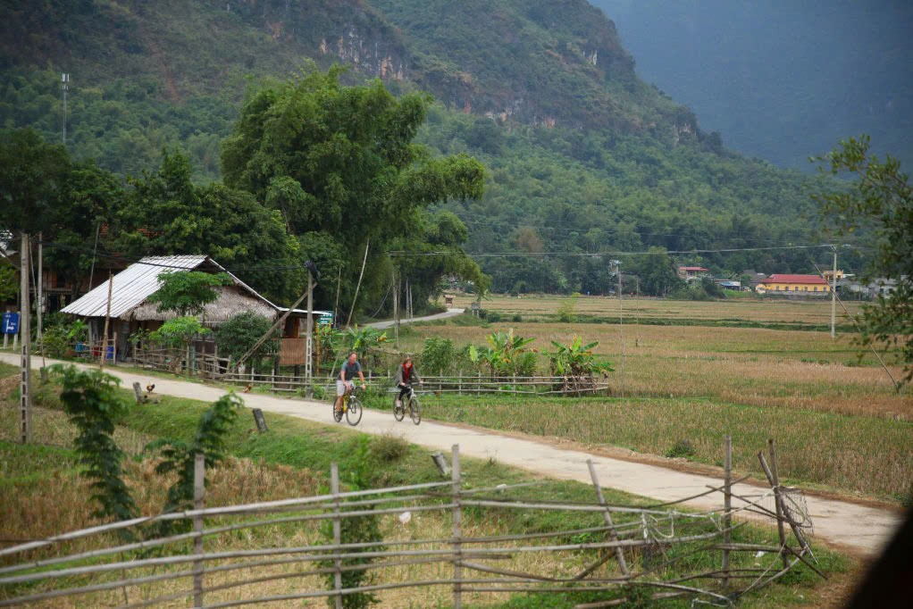 Du khách nên thử đạp xe qua thung lũng để khám phá vẻ đẹp của Mai Châu vào tháng 2