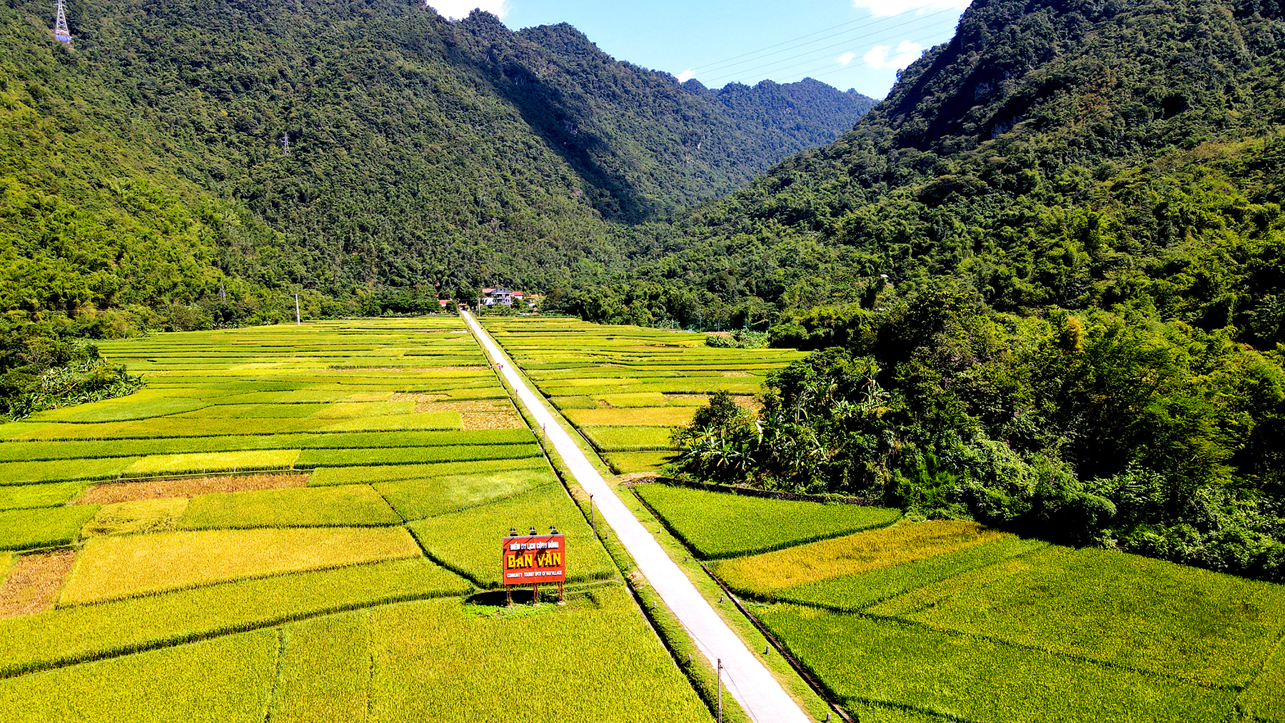 Mai Châu là một thung lũng yên tĩnh nổi tiếng với cảnh quan tuyệt đẹp, các làng dân tộc thiểu số và nền văn hóa phong phú