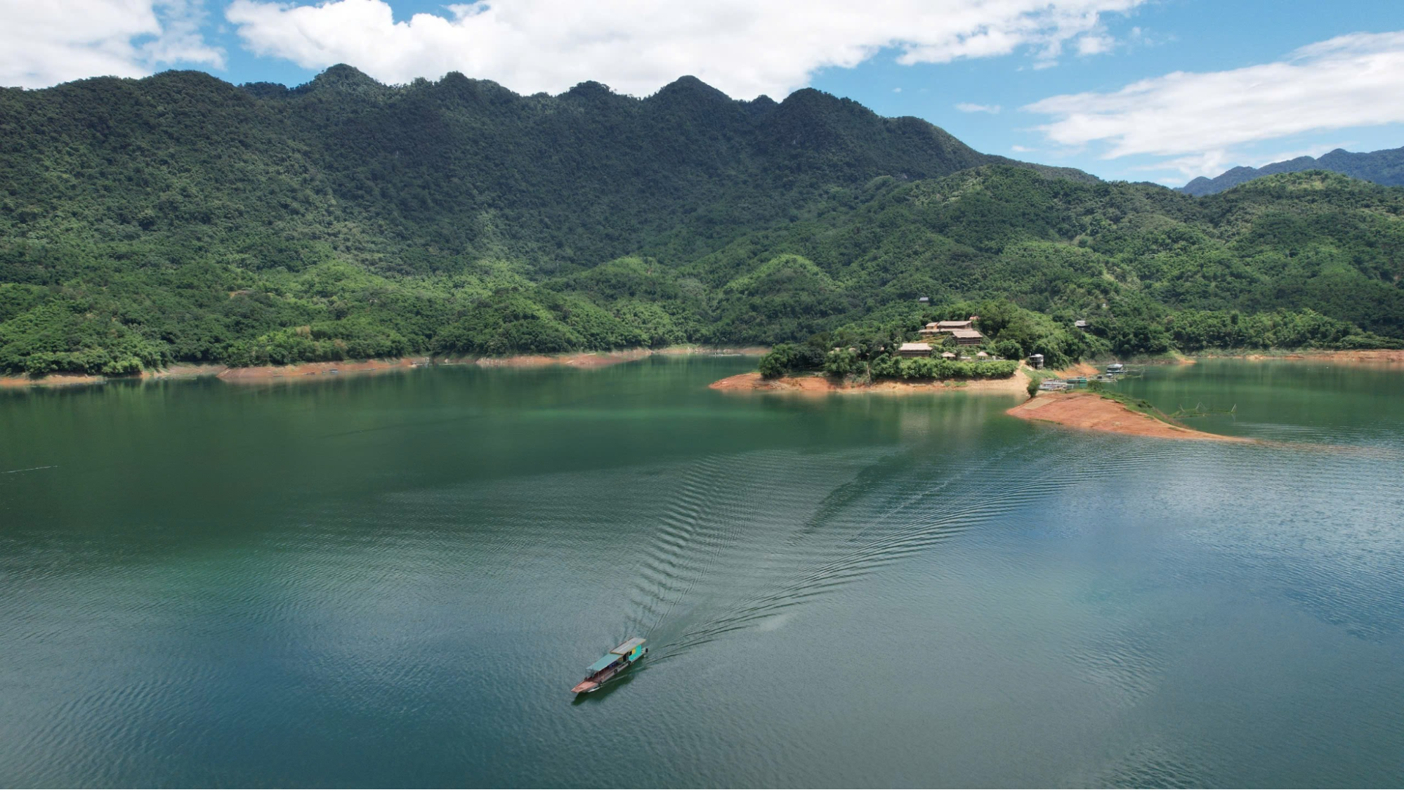 Hồ Hòa Bình