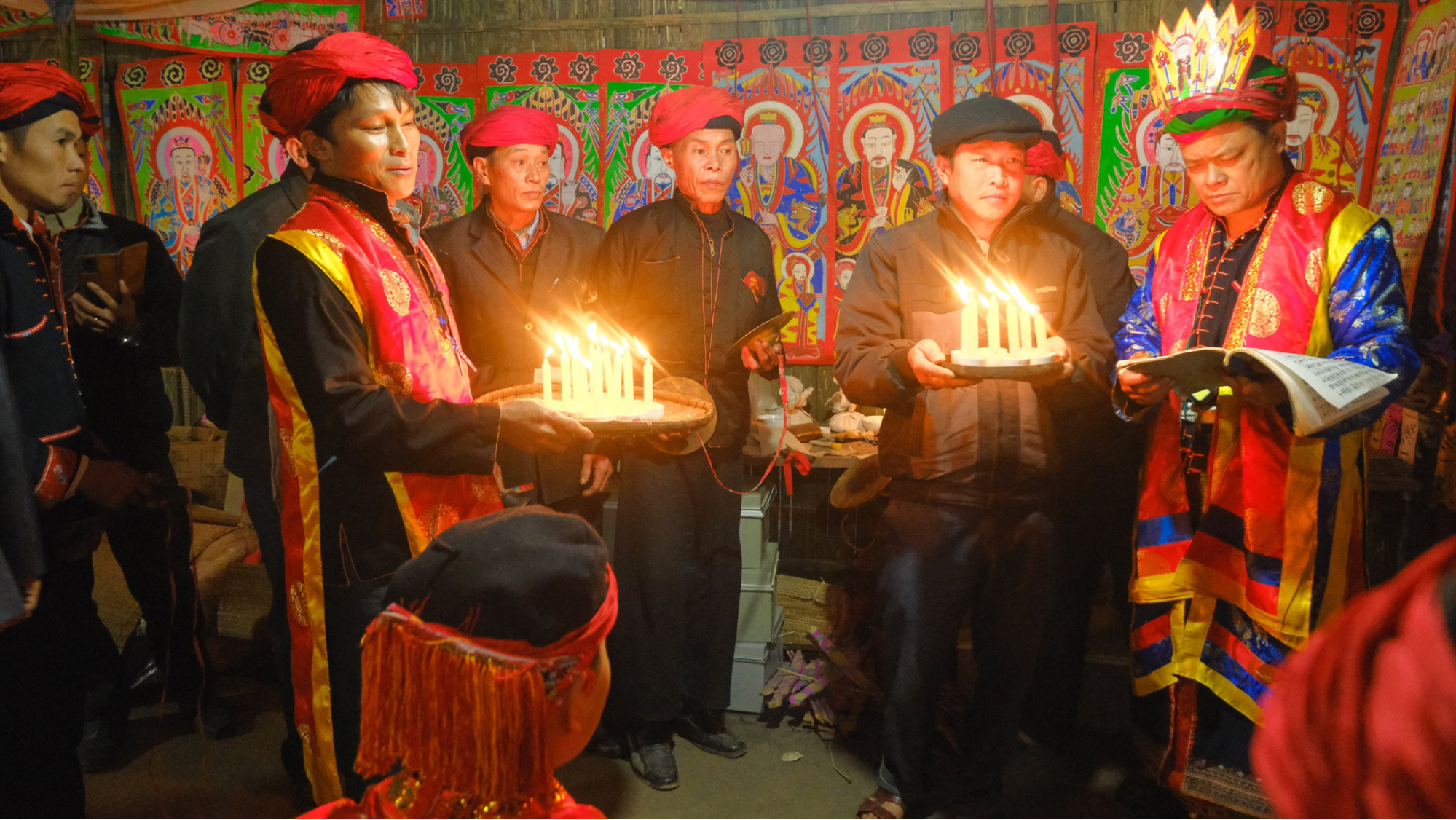 Người Dao cũng làm lễ thờ cúng Bàn Vương như một phần của Lễ Cấp Sắc (nguồn: Việt Nam thịnh vượng)