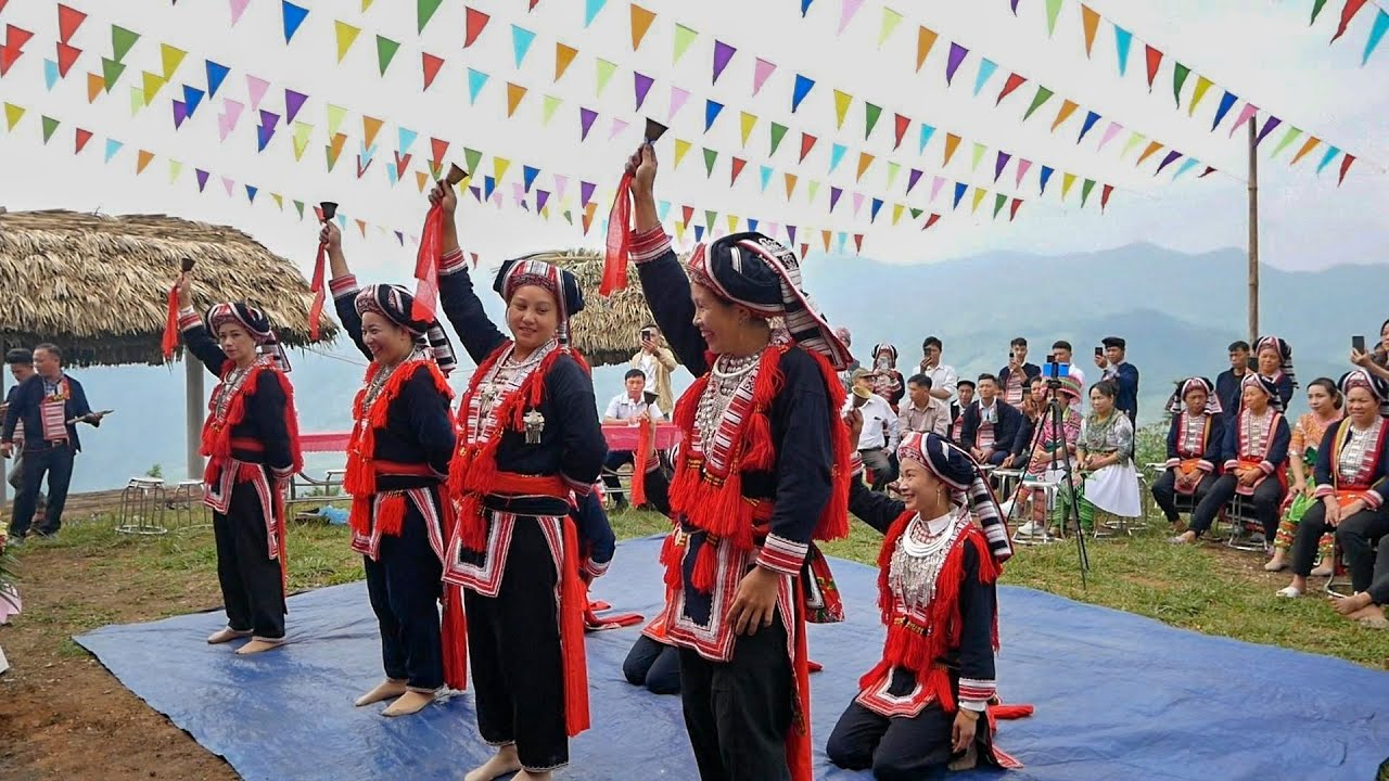 Người Dao biểu diễn điệu múa chuông (nguồn: làng văn hóa - du lịch các dân tộc việt nam)