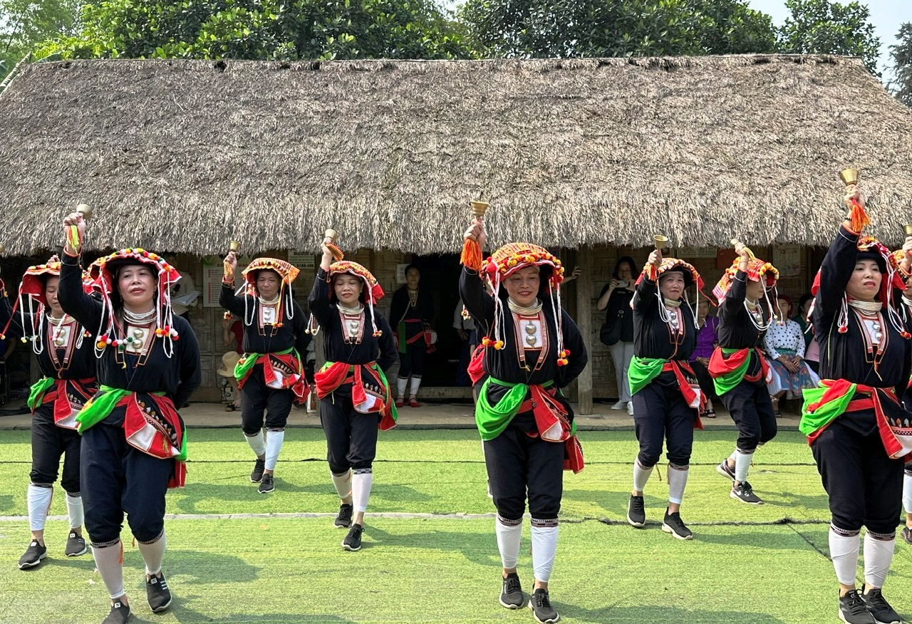 Ngày này, múa chuông người Dao được biểu diễn như một hoạt động du lịch văn hóa (nguồn: Youtube)