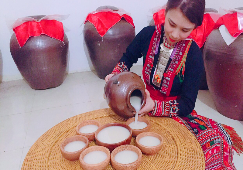 Rượu hoãng có màu trắng đục hoặc trắng ngà (nguồn: sưu tầm)