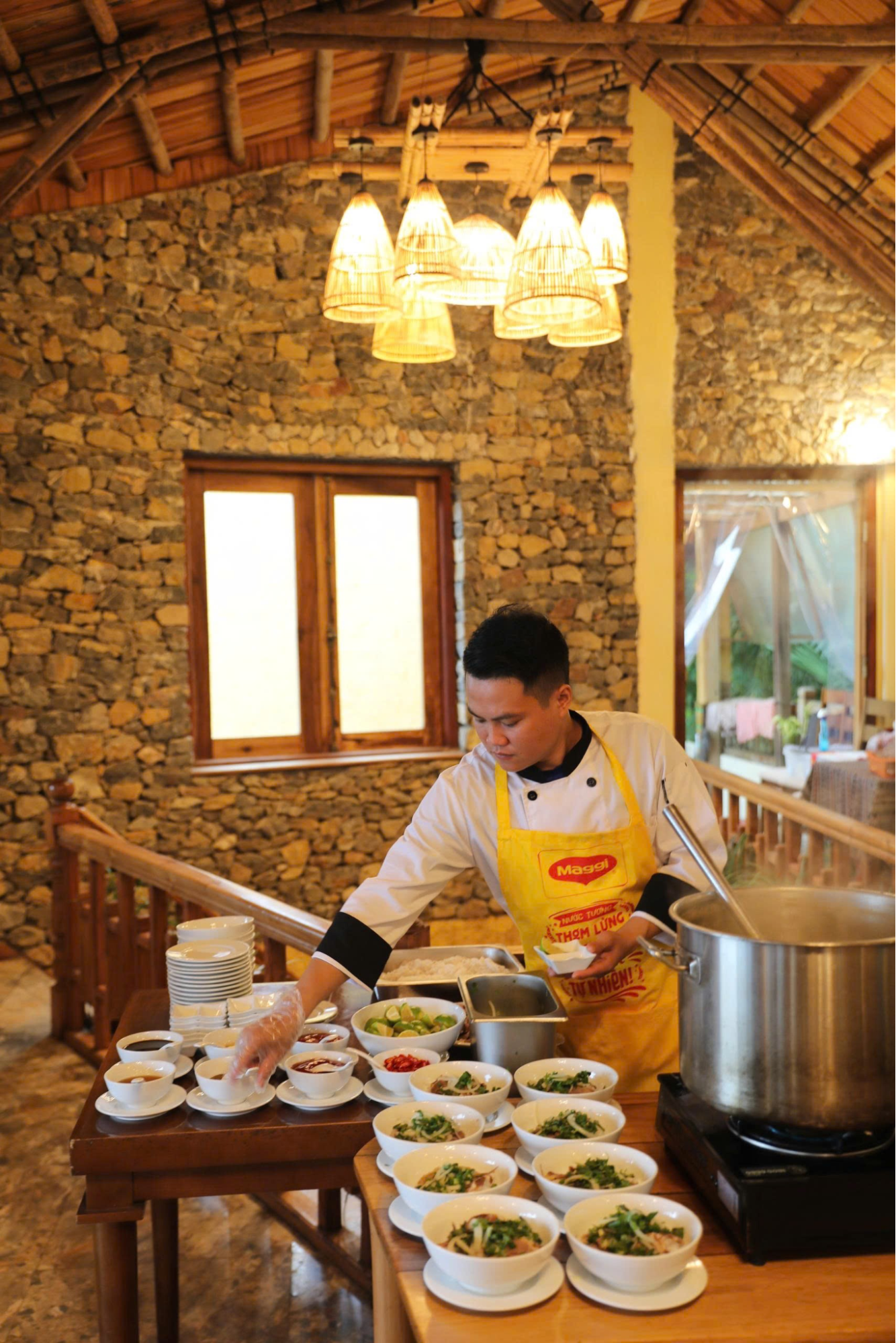 Những bát bún, phở ngọt thanh, nóng hổi được làm ra từ bàn tay người đầu bếp