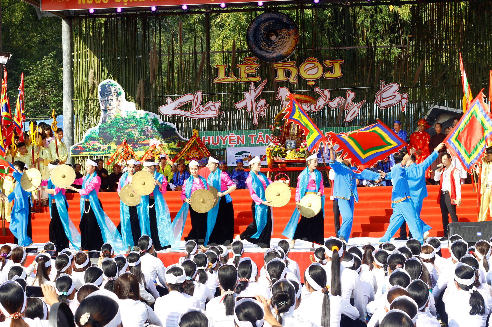 Biểu diễn nghệ thuật dân gian đặc sắc tại Lễ hội Khai Hạ của người Mường (nguồn: Hòa Bình)