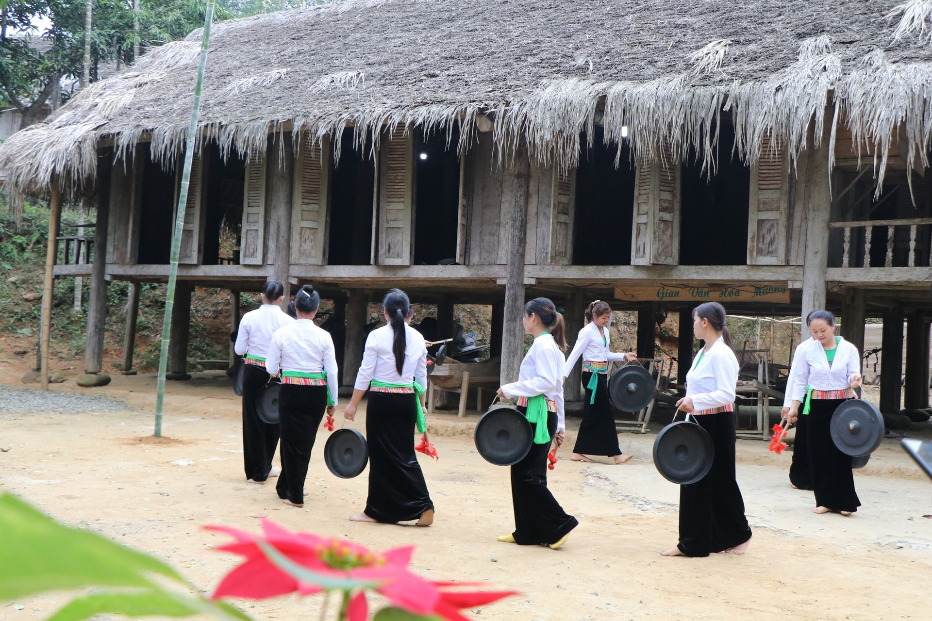 Phường bùa sẽ vừa hát vừa đi quanh sân ba vòng, để trừ tà, mời phúc và giữ sự ấm no trong nhà (nguồn: Báo Đại đoàn kết)