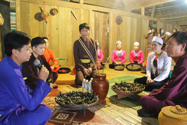 Sau khi những câu hát kết thúc, chủ nhà sẽ mời phường bùa cùng mọi người vào thưởng thức những món ăn mà gia đình đã chuẩn bị từ trước đó, trao nhau chén rượu cần, chia sẻ niềm vui ngày tết (nguồn: Làng văn hóa)