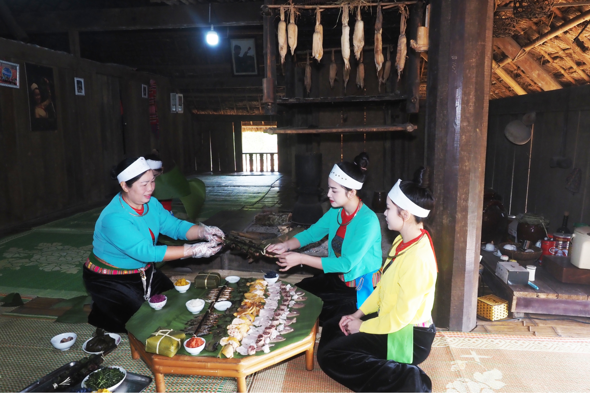 Người Mường đang bày biện các món ăn lên mâm cỗ lá (nguồn: Bộ Văn hóa Thể Thao và Du lịch)