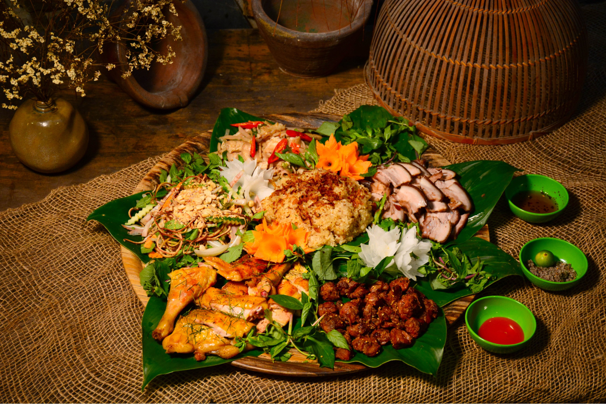 Mâm cỗ lá người Mường hấp dẫn mọi du khách khi đến Hòa Bình (nguồn: Pao Quán)