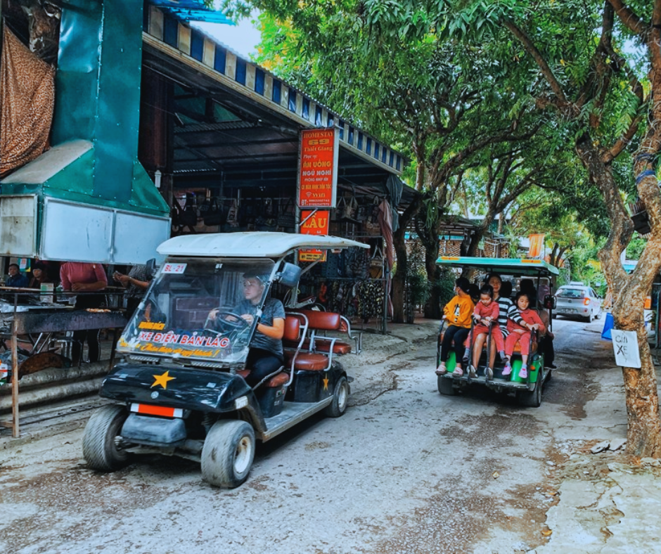 Xe điện ở bản Lác (nguồn: Haha travel)
