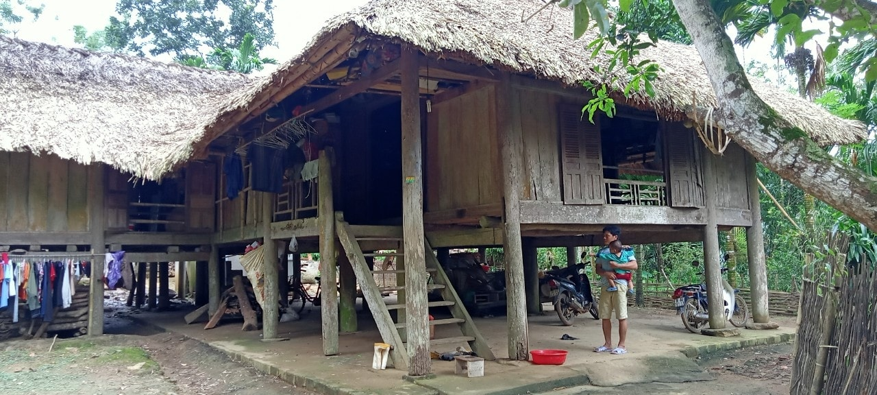 Người Mường thường chọn gỗ mít, gỗ lim hay gỗ xoan để làm cột và khung nhà sàn (nguồn: Báo ảnh Dân tộc)Người Mường thường chọn gỗ mít, gỗ lim hay gỗ xoan để làm cột và khung nhà sàn (nguồn: Báo ảnh Dân tộc)