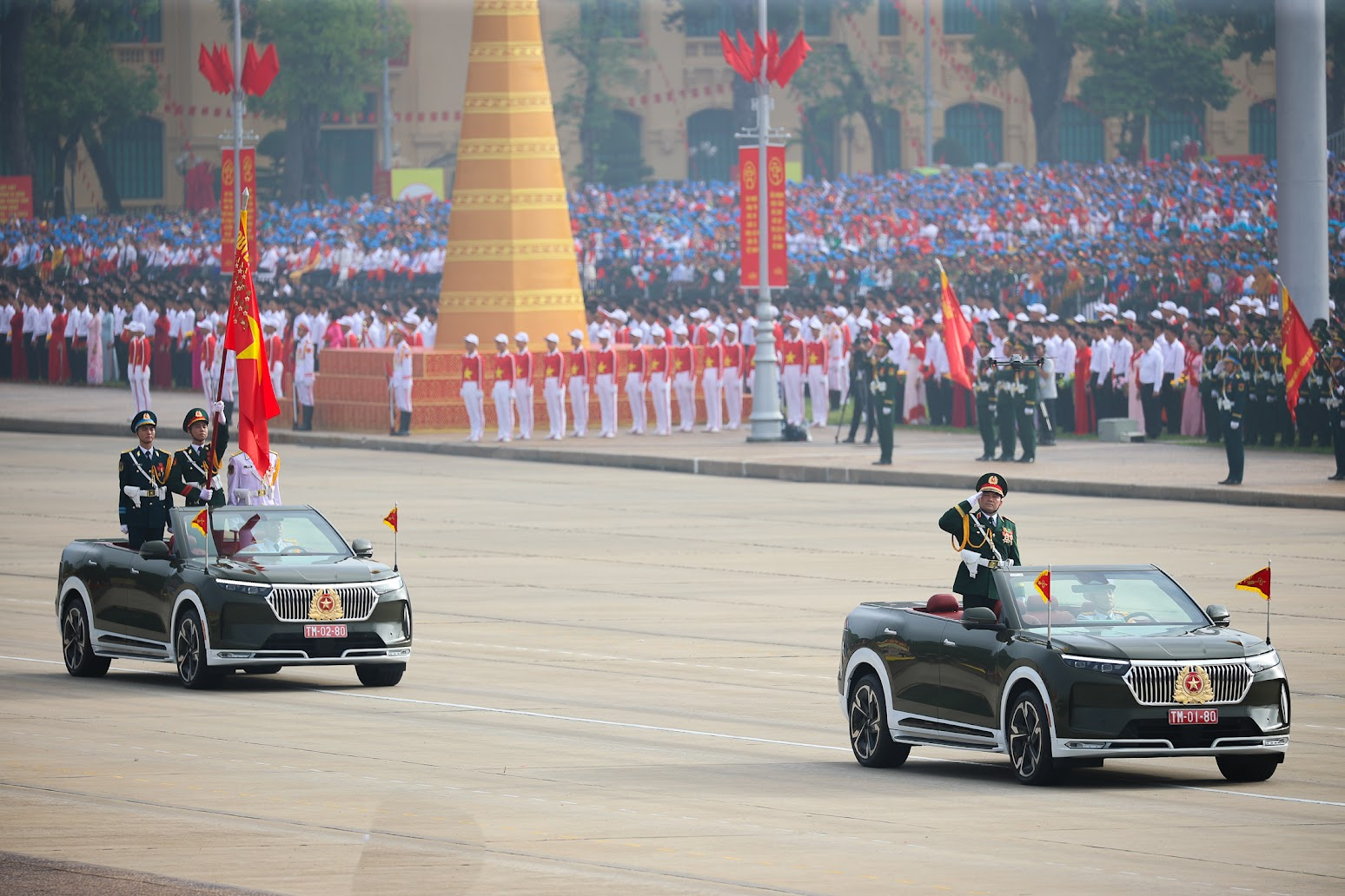 Khối Quân kỳ do đồng chí Thượng tướng Nguyễn Hồng Thái dẫn đầu các khối đại diện cho Quân đội nhân dân Việt Nam anh hùng và dân quân tự vệ (nguồn: VGP/Nhật Bắc)