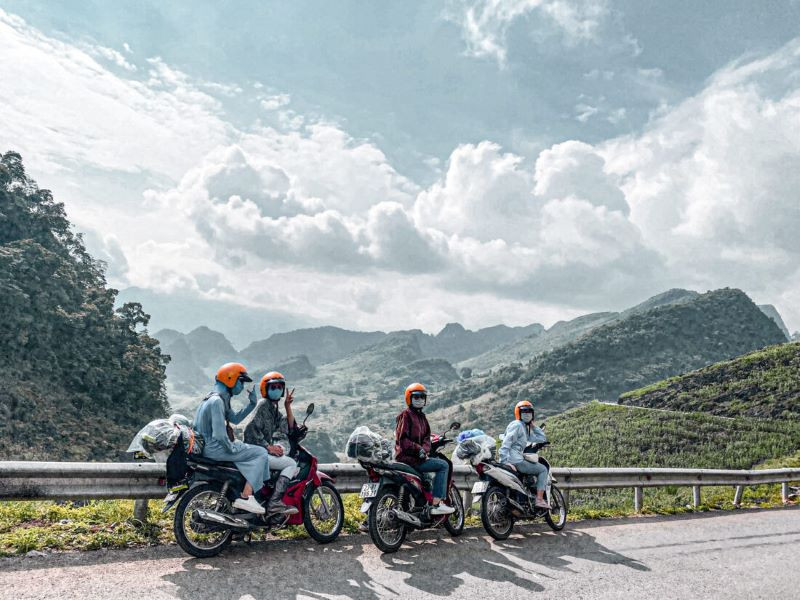 Nhiều bạn trẻ thường chọn thử sức với những cung đường đèo quanh co nơi núi rừng Tây Bắc (nguồn: Du lịch Âu Lạc Việt)Nhiều bạn trẻ thường chọn thử sức với những cung đường đèo quanh co nơi núi rừng Tây Bắc (nguồn: Du lịch Âu Lạc Việt)