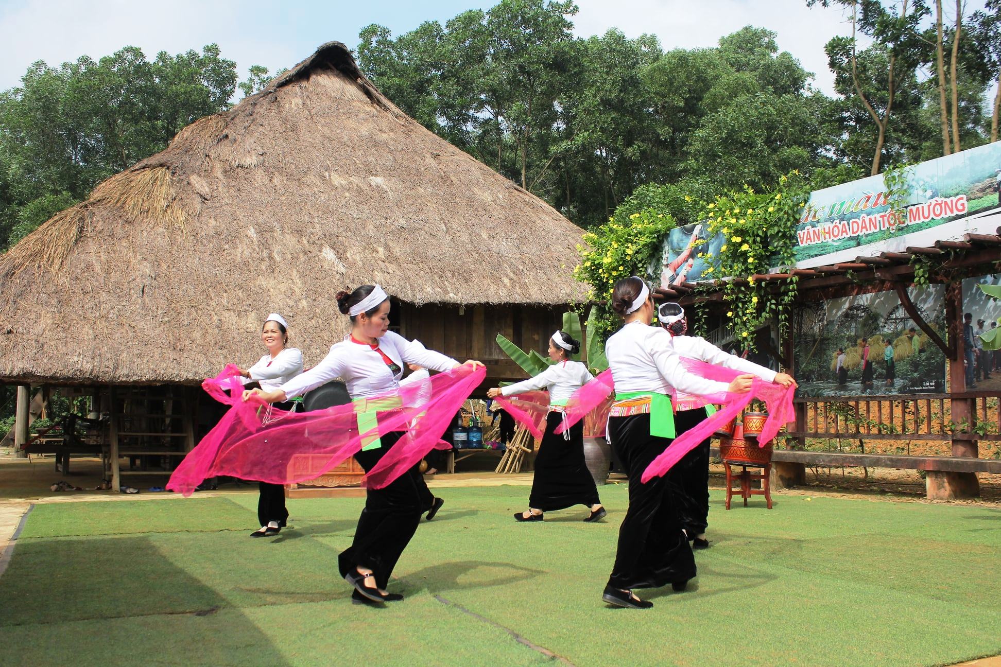 Trang phục và đạo cụ trong điệu múa người Mường Trang phục và đạo cụ trong điệu múa người Mường