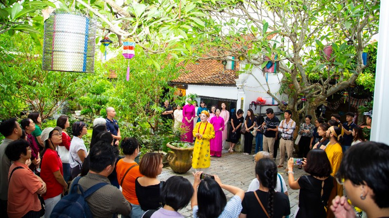 Visitors and representatives of travel companies explored the spiritual space of Tien Huong Palace in Hanoi.