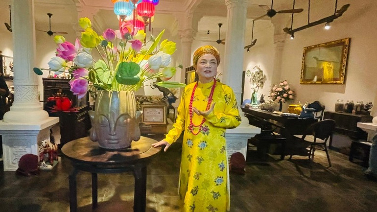 Artisan Nguyen Duc Hien introduced the exhibition space on the first floor of Tien Huong Palace.