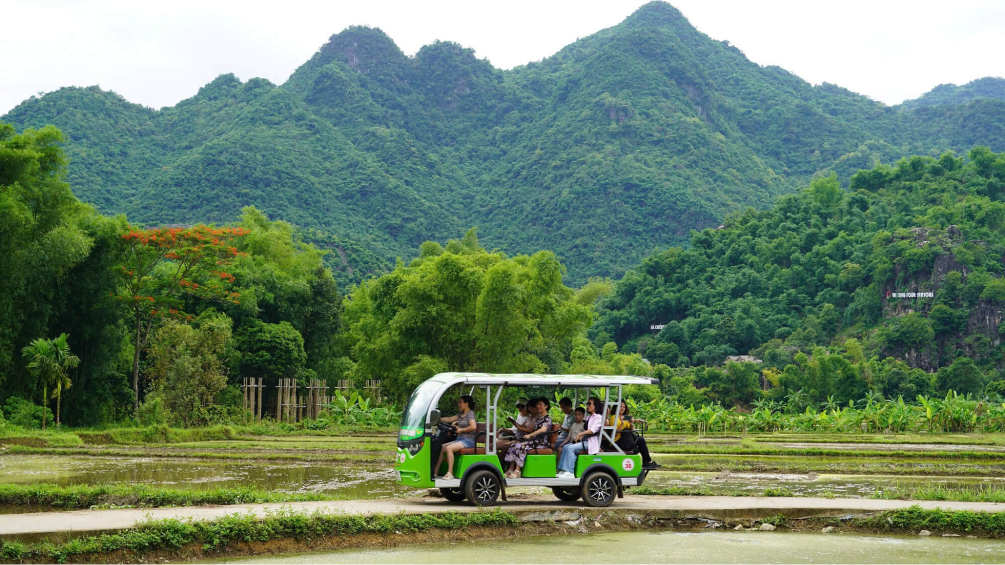 Đi xe điện 1 vòng từ Bản Lác sang Bản Nhót