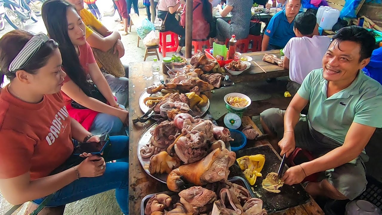 Khám phá ẩm thực địa phương tại chợ phiên Mai Châu