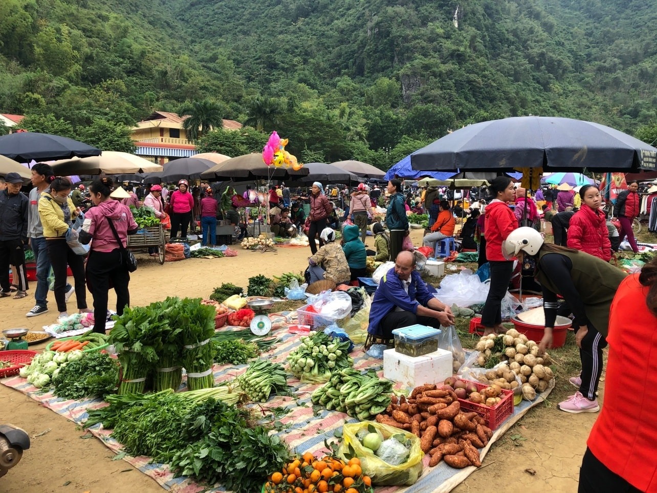 Những mặt hàng nông sản tươi ngon được bày bán ở chợ phiên Mai Châu