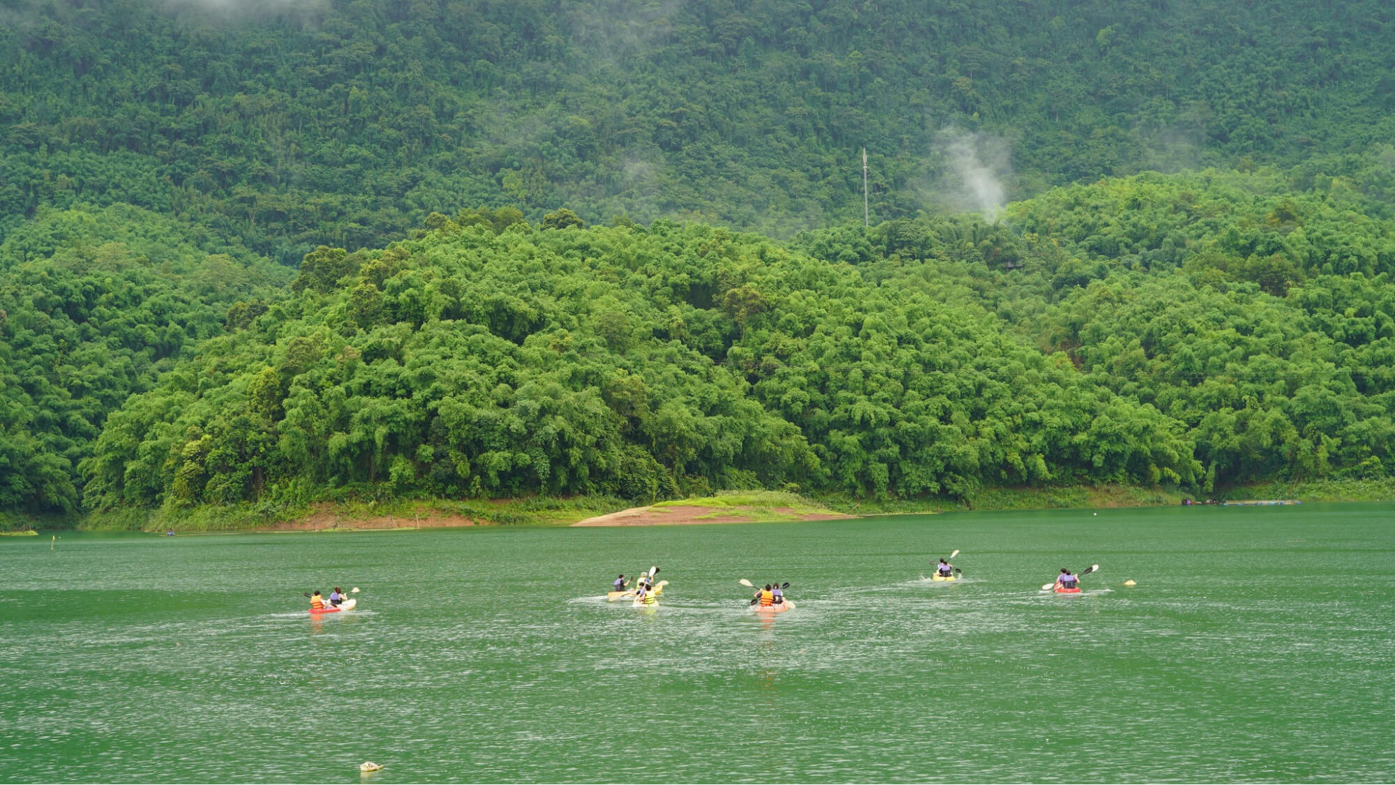 Chèo thuyền kayak ở hồ Hòa Bình