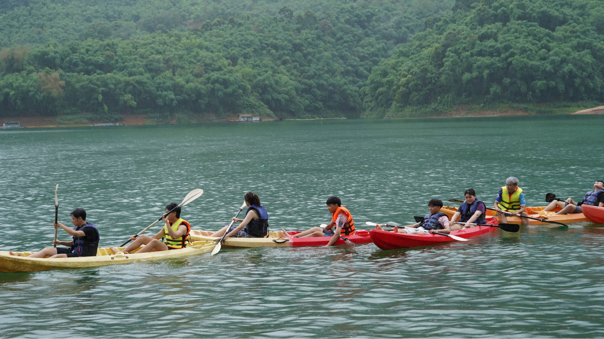 Tour chèo thuyền kayak trên hồ Hòa Bình tại Mai Chau Hideaway