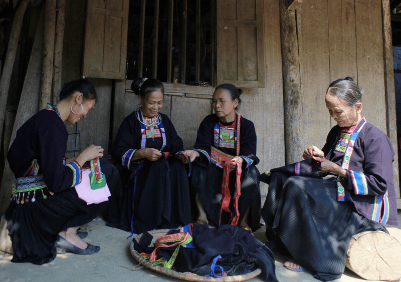 Trang phục người Mông Đen (Nguồn: Báo Điện tử)