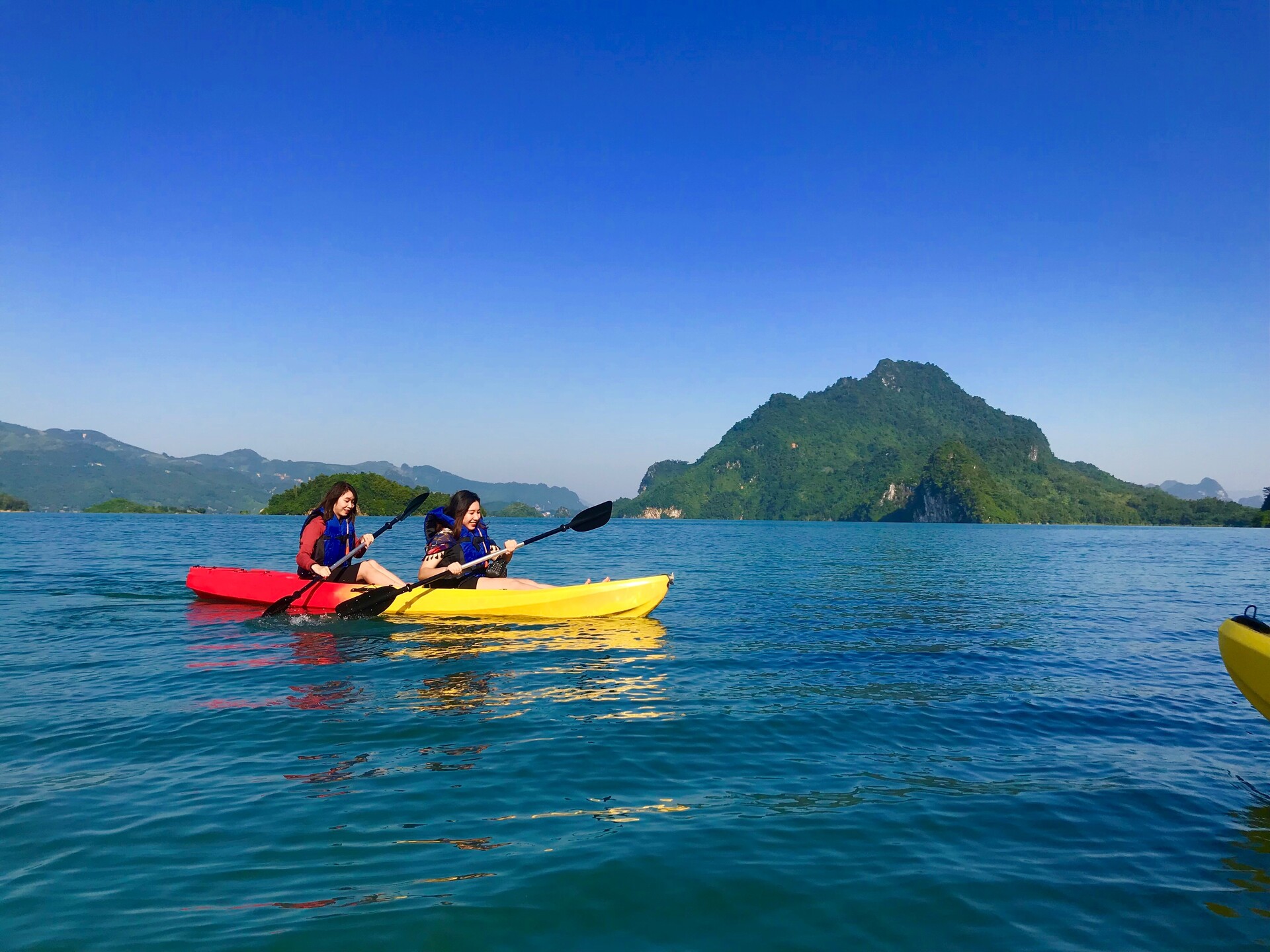 Chèo kayak là một trong những hoạt động yêu thích của du khách khi đến Hòa Bình
