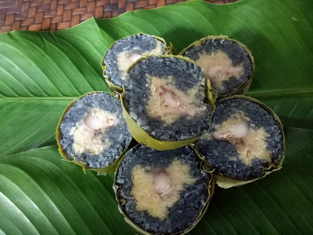 Bánh chưng đen - món bánh không thể thiếu dịp lễ Tết của người Thái Bánh chưng đen - món bánh không thể thiếu dịp lễ Tết của người Thái