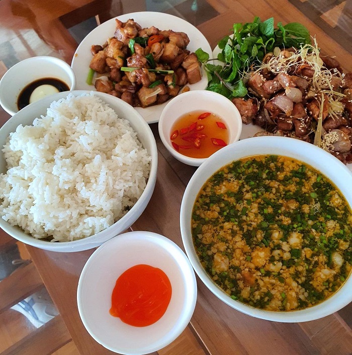 Bê chao Mộc Châu ăn kèm rau sống Bê chao Mộc Châu ăn kèm rau sống