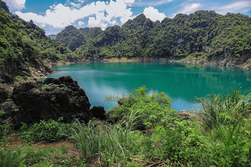 Hồ Mắt Rồng là địa điểm chụp ảnh được nhiều du khách yêu thích (Nguồn: Báo ảnh Dân tộc và Miền núi)