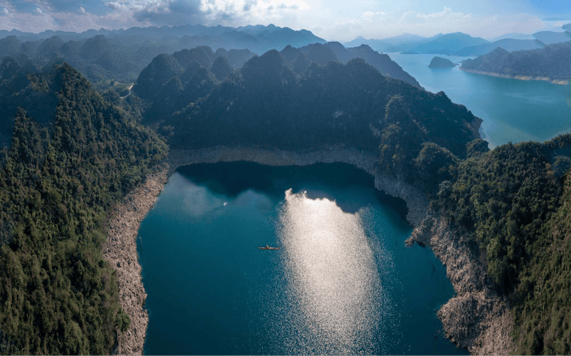 Hồ Mắt Rồng giữa lòng hồ Hòa Bình (nguồn: Saigontiepthi)