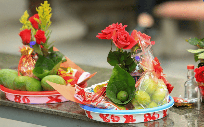 Lễ vật không cần cầu kỳ hay xa xỉ mà quan trọng là ở tấm lòng của người dâng hương (Nguồn: bchannel) Lễ vật không cần cầu kỳ hay xa xỉ mà quan trọng là ở tấm lòng của người dâng hương (Nguồn: bchannel)