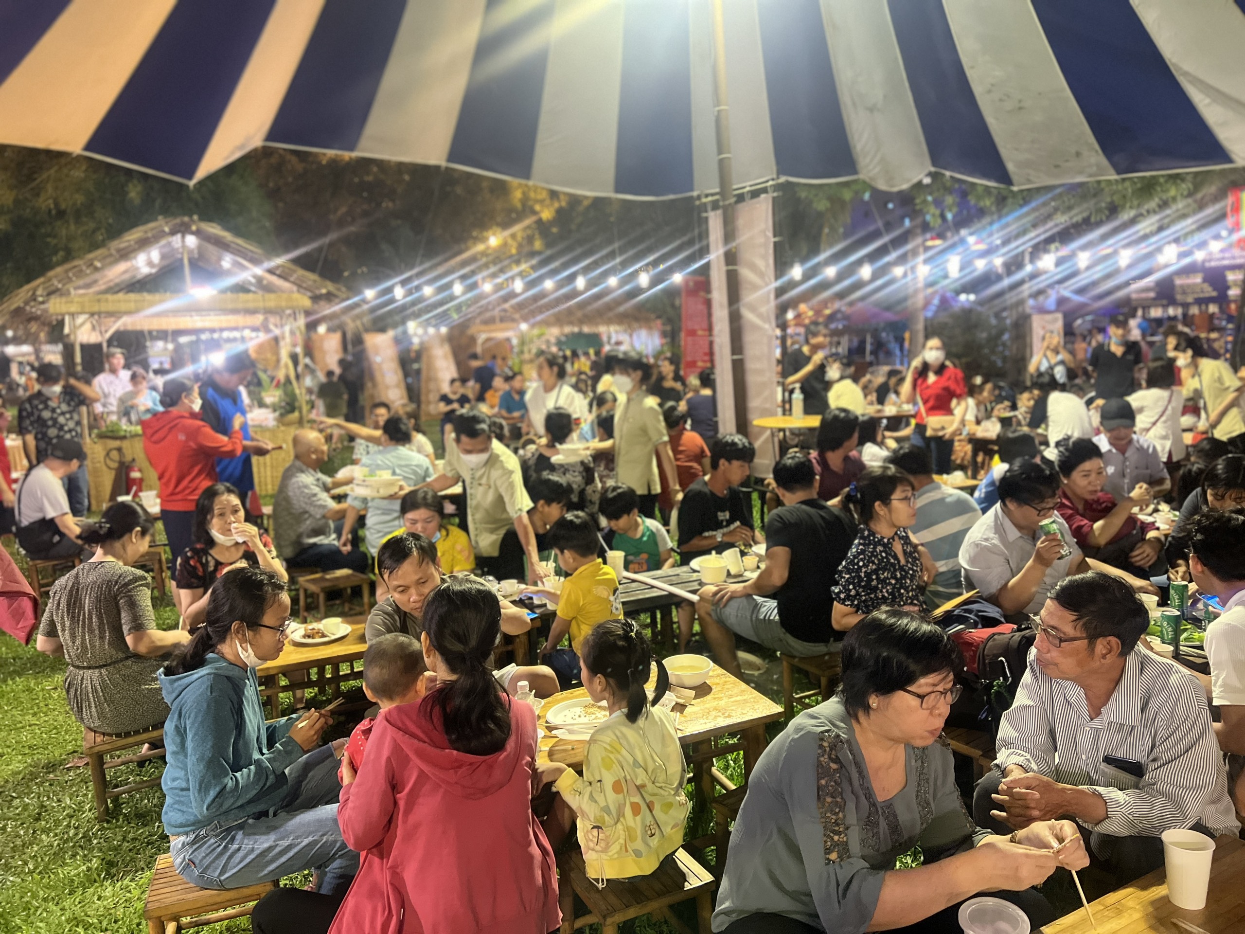 Tour du lịch ẩm thực kết hợp văn hóa - lễ hội (Nguồn: thanhnien) Tour du lịch ẩm thực kết hợp văn hóa - lễ hội (Nguồn: thanhnien)