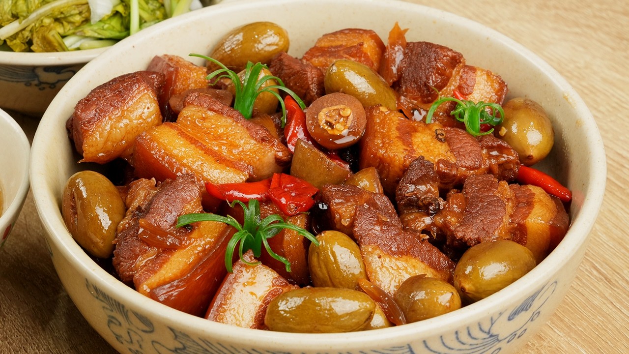 Món ăn gia đình Phú Thọ - Trám om kho thịt (Nguồn: Cook béo)