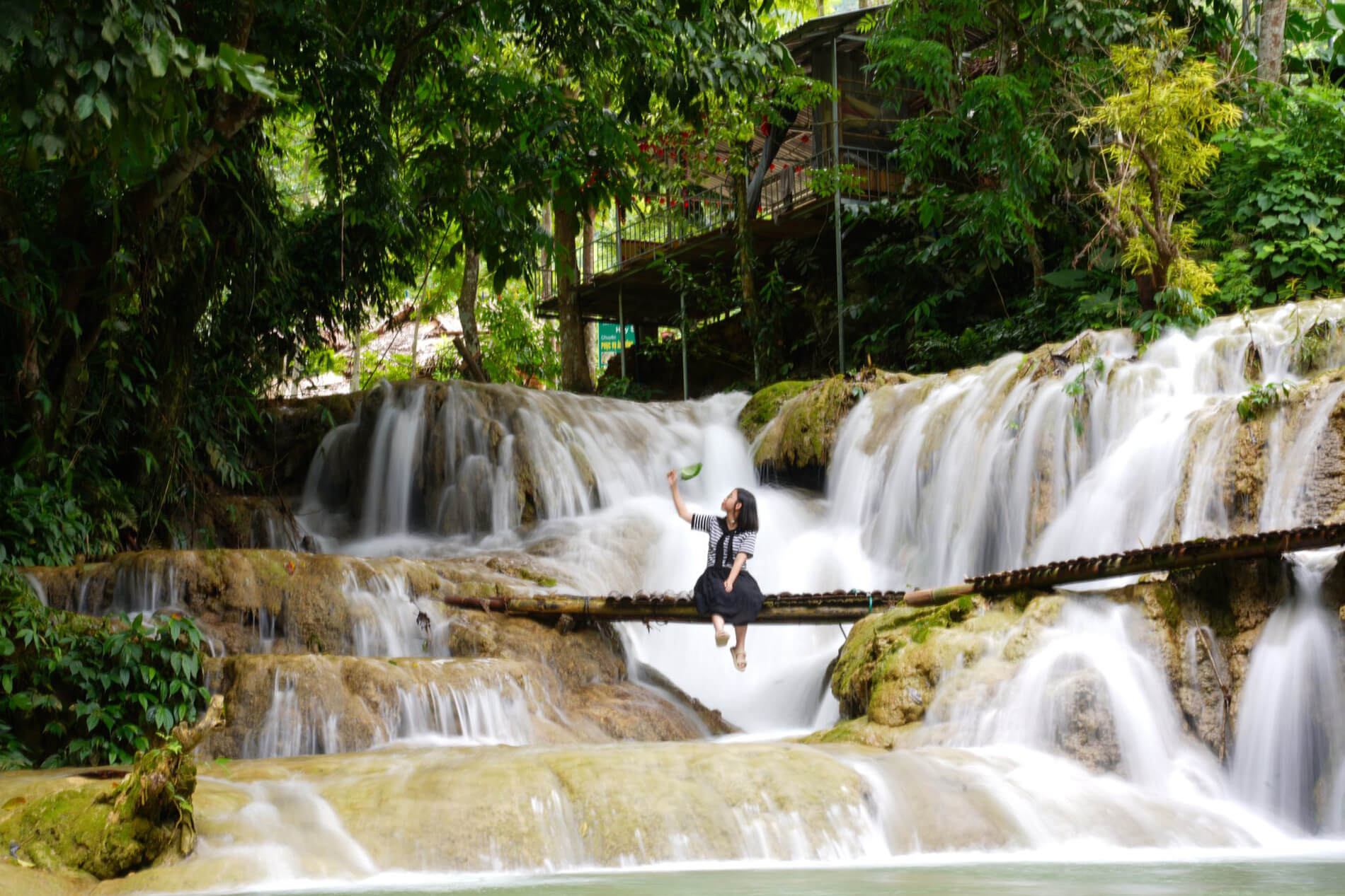 Cây cầu gỗ tại Thác Hiêu Pù Luông (Nguồn: Báo VietNamNet) Cây cầu gỗ tại Thác Hiêu Pù Luông (Nguồn: Báo VietNamNet)
