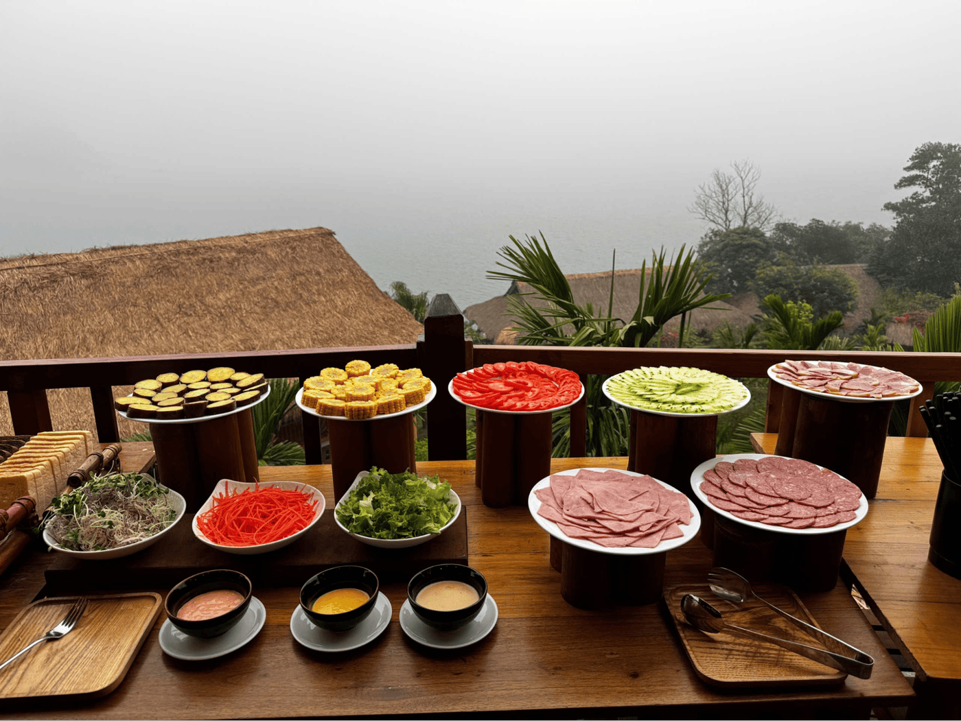 Một góc nhỏ của những món ăn được chuẩn bị cho đêm liên hoan